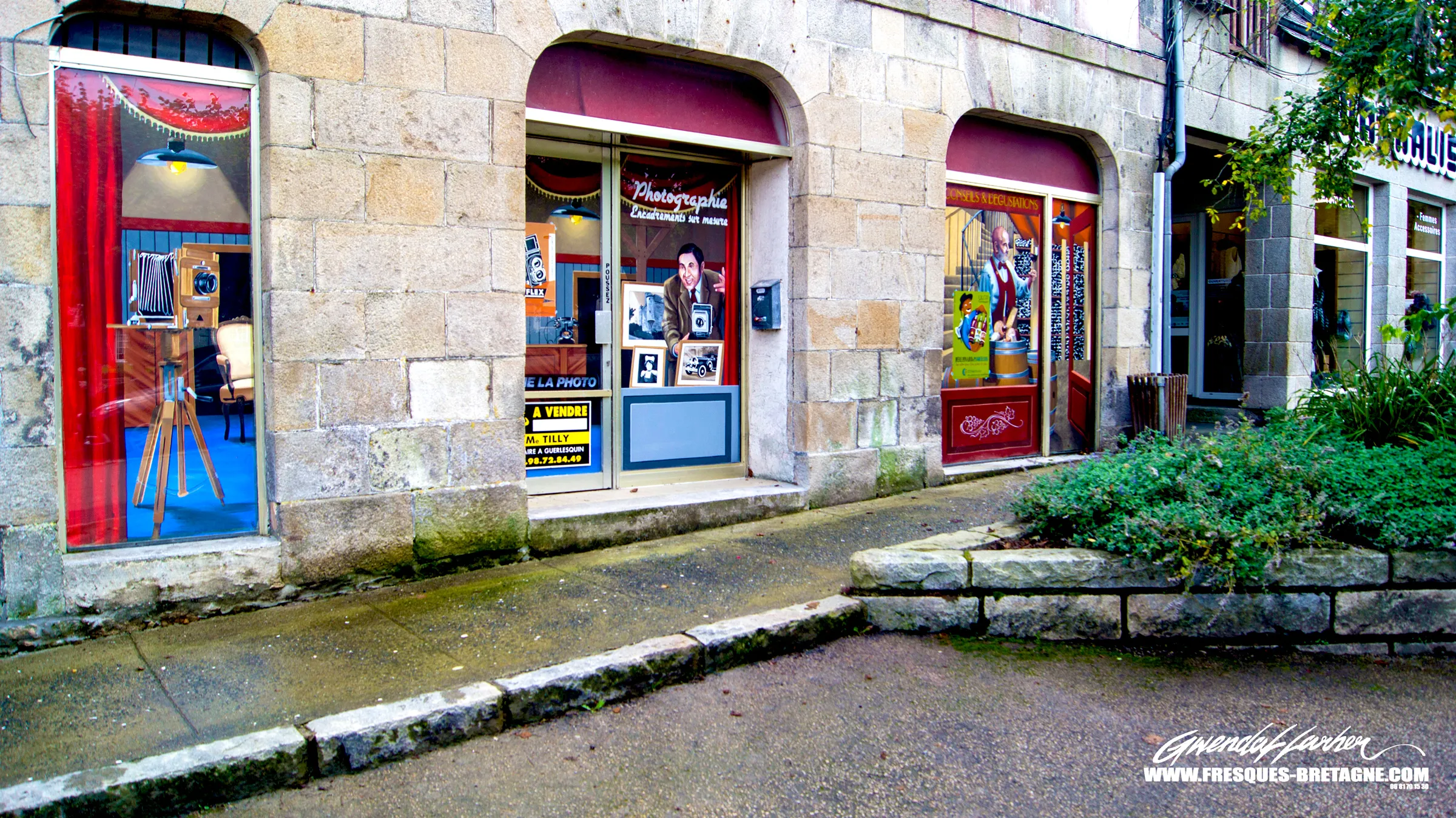 Habillage de vitrine de commerce vacant à Guerlesquin